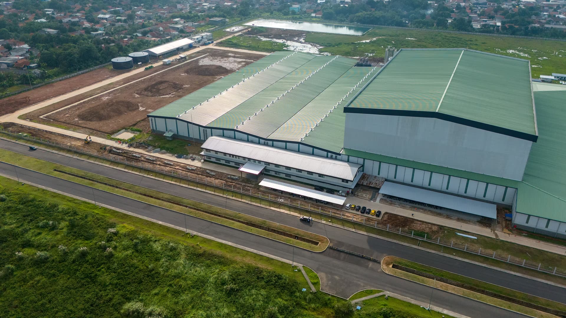 Tim Bajatama sedang berdiskusi di area proyek